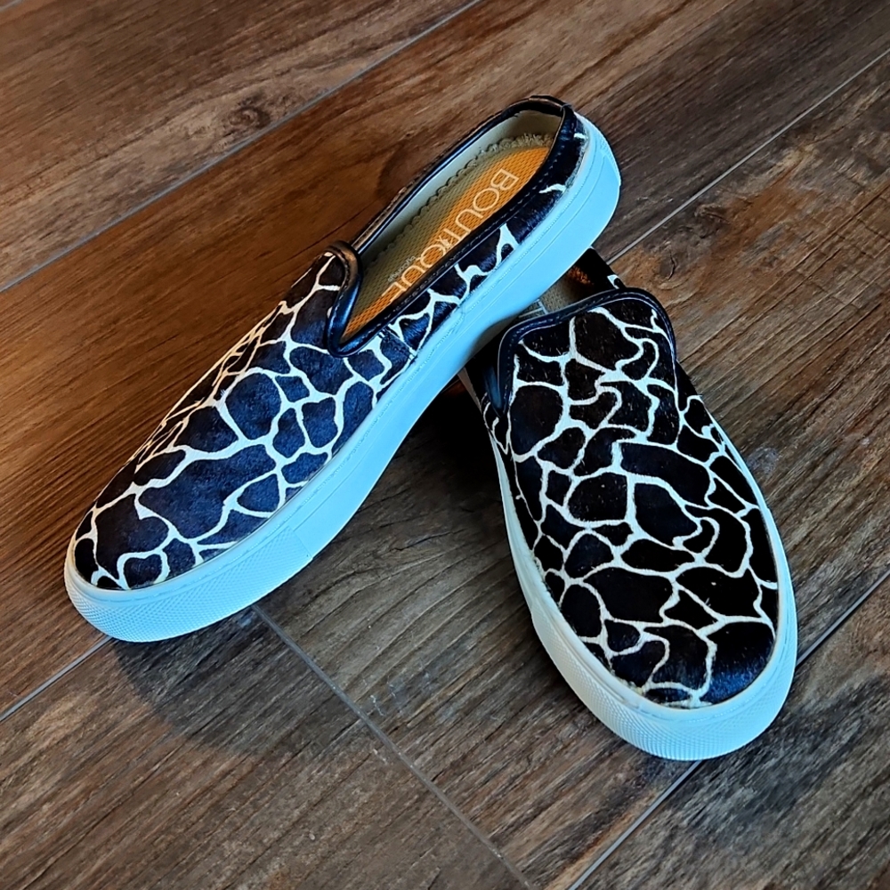 NWOT Giraffe Print Mules